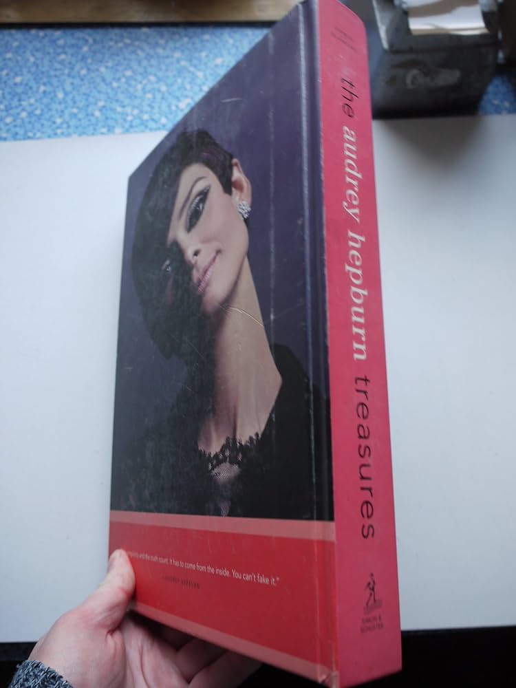 audrey hepburn treasures 洋書 the Audrey Hepburn treasures, pictures and mementos from a